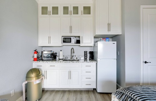 Madera Apartment | 4 Mi to Downtown Madera: Cozy Studio Apartment