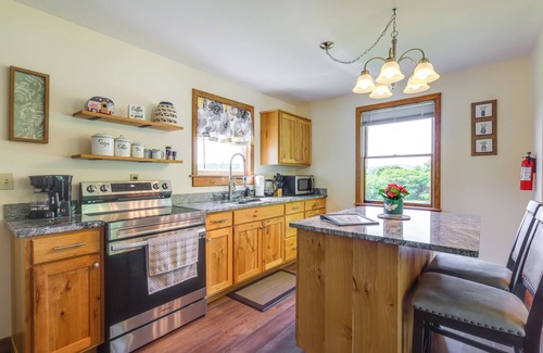 Granville House | 4 Mi to Dtwn Granville: Family Home w/Deck!