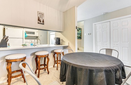 Fairfield Bay Condo | 4 Mi to Greers Ferry Lake: Condo w/Deck & Balcony