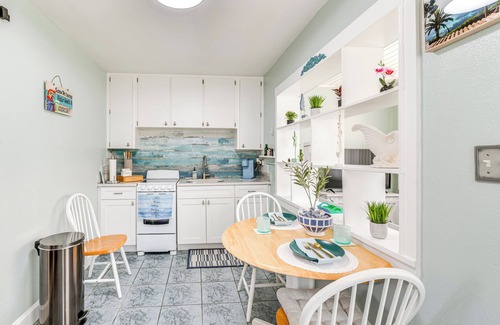 St. Pete Beach Apartment | 4 Mi to John's Pass: Cozy St Pete Beach Apt!