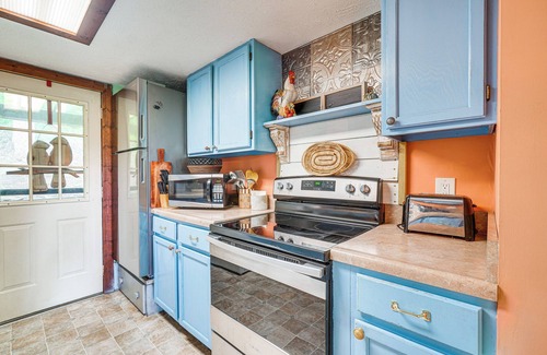 Robbinsville Cabin | 4 Mi to Lake Santeetlah: Cabin w/Deck & Views