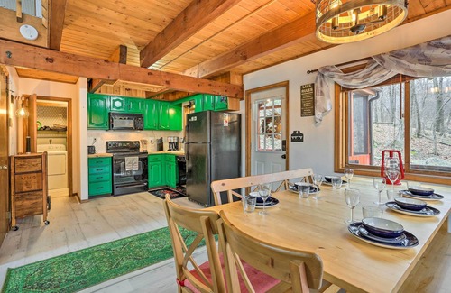 Bushkill Cabin | 4 Mi to Tubing: Cozy Bushkill Cabin w/Deck!