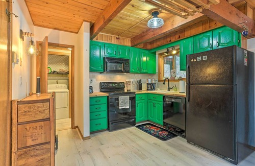 Bushkill Cabin | 4 Mi to Tubing: Cozy Bushkill Cabin w/Deck!