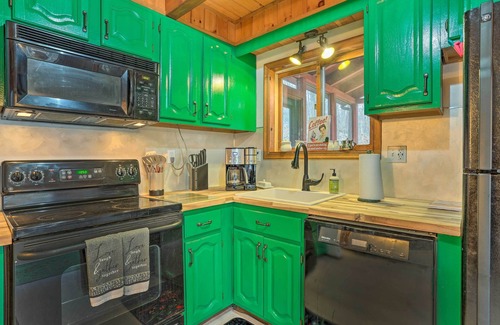 Bushkill Cabin | 4 Mi to Tubing: Cozy Bushkill Cabin w/Deck!