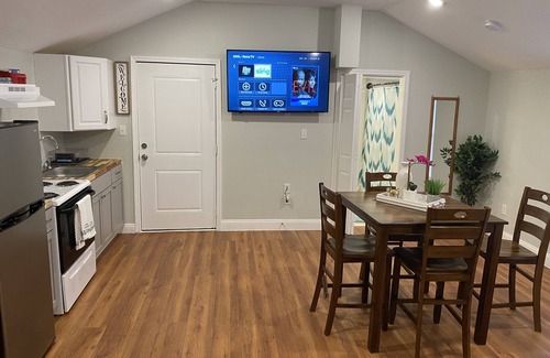 Highland Park Apartment | 4 MILE/RIVERWALK PRIVATE GUESTHOUSE WITH FIREPIT