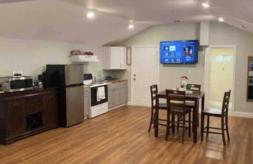 Highland Park Apartment | 4 MILE/RIVERWALK PRIVATE GUESTHOUSE WITH FIREPIT