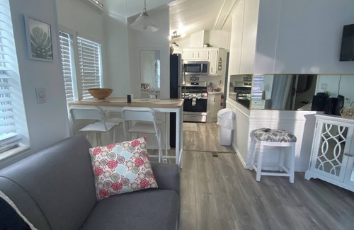 Kissimmee Cottage | 4 miles from Disney 5 Star RV Resort! Locations Location !The Hidden Gem Cottage