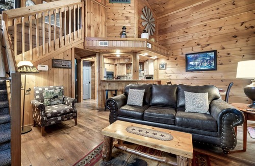 Hemlock Hills Cabin | 4 Miles to Downtown Gburg~HotTub~Firepit