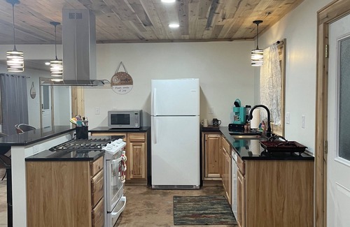 Cherokee House | 4 min 2 Casino, Romantic Getaway, Soaking Tub, 2 King Beds, Near Polar Express
