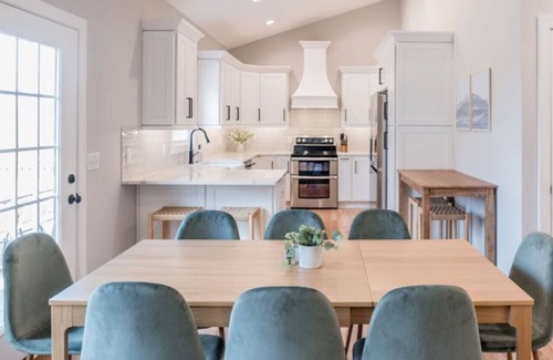 Lynchburg House | 4 min to LU! Hot Tub, Family-Friendly + Mtn Views