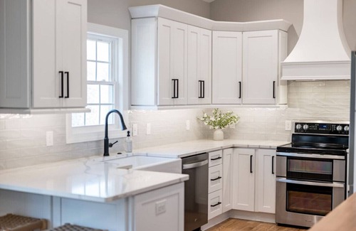 Lynchburg House | 4 min to LU! Hot Tub, Family-Friendly + Mtn Views