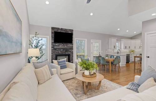 Lynchburg House | 4 min to LU! Hot Tub, Family-Friendly + Mtn Views