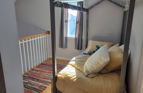 Lemont House | 4 min to Penn State. Koi Pond, Game Room, New, Modern, Breakfast Included!