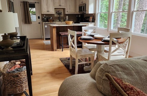 Highlands Cabin | 4 Min To Town, Screened Porch, Stunning Wooded Views, Dogs Ok,