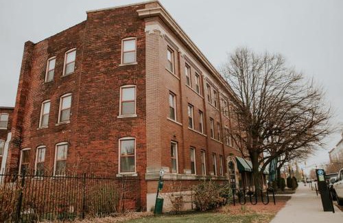 Chatham-Arch Apartment | 4 modern apts near nightlife & attractions
