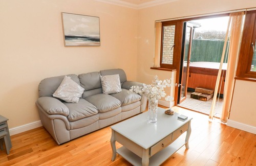 Burry Port Cottage | 4 OAKLANDS CLOSE, pet friendly, with hot tub in Burry Port