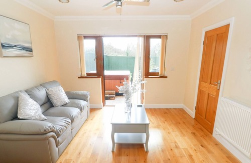 Burry Port Cottage | 4 OAKLANDS CLOSE, pet friendly, with hot tub in Burry Port