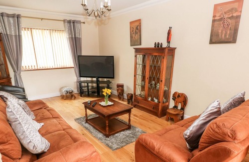 Burry Port Cottage | 4 OAKLANDS CLOSE, pet friendly, with hot tub in Burry Port
