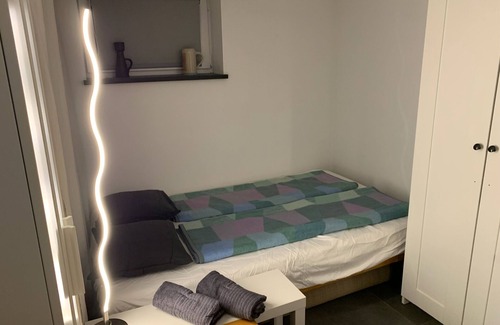 Berg am Laim Bed & Breakfast | 4 PAX Chill Room in Bed & Breakfast Haus Oase Munich. There are pretzels and coffee