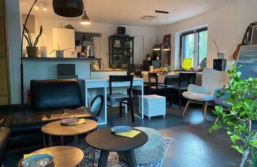 Berg am Laim Bed & Breakfast | 4 PAX Chill Room in Bed & Breakfast Haus Oase Munich. There are pretzels and coffee
