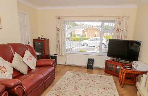 Penrhyn Bay Cottage | 4 PENRHYN BEACH EAST, pet friendly, with a garden in Penrhyn Bay