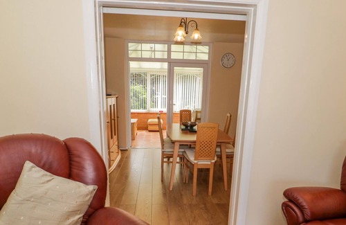 Penrhyn Bay Cottage | 4 PENRHYN BEACH EAST, pet friendly, with a garden in Penrhyn Bay