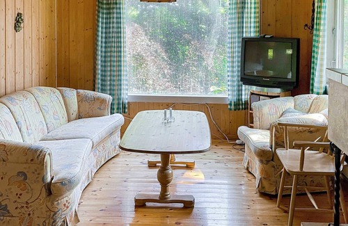 Vinnes House | 4 person holiday home in Reksteren