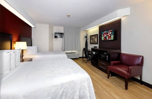 Palm Coast Hotel | 4 Pet-friendly Units w/Free Parking! Onsite Pool! Near Bing's Landing!