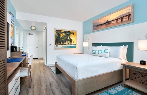 Fort Myers Beach Resort | 4 Pet-Friendly Rooms with Balcony & Outdoor Pool Near Crescent Beach Park