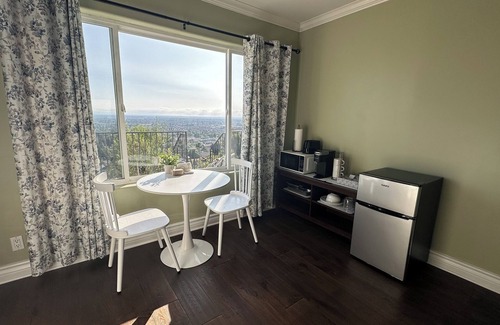 Whittier House | 4 Private Suites & LA Views