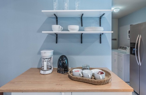 Garland House | 4 Queen Beds, Fast WiFi, Free Parking