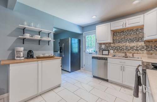 Garland House | 4 Queen Beds, Fast WiFi, Free Parking
