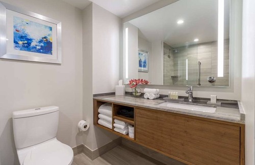 Central Beach Hotel | 4 Resort Rooms with Pool Near Wreck Bar Show & Beach