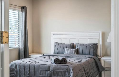 North Las Vegas Hotel | 4 Room- Local VIBE Retreat just 12 min to The Strip and Fremont