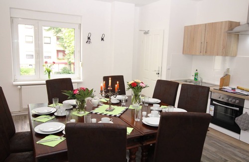 Tempelhof-Schoeneberg Apartment | 4 rooms, up to 12 persons, luxurious furnishings, "gentian"