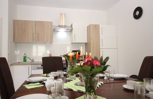 Tempelhof-Schoeneberg Apartment | 4 rooms, up to 12 persons, luxurious furnishings, "gentian"