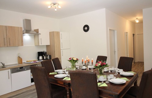 Tempelhof-Schoeneberg Apartment | 4 rooms, up to 12 persons, luxurious furnishings, "gentian"