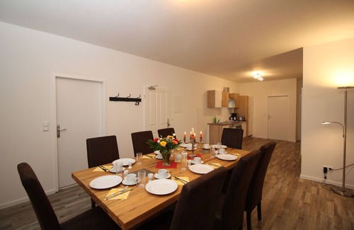 Tempelhof-Schoeneberg Apartment | 4 rooms, up to 13 persons, luxurious furnishings, "Freesia"