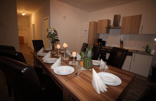 Tempelhof-Schoeneberg Apartment | 4 rooms, up to 14 persons, luxurious furnishings, "hibiscus"