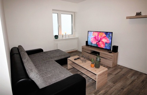 Tempelhof-Schoeneberg Apartment | 4 rooms, up to 14 persons, luxurious furnishings, "hibiscus"