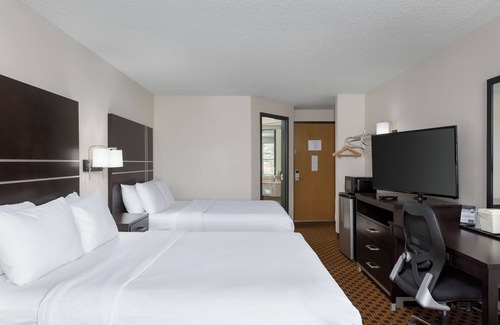 Graysville Hotel | 4 Separate Hotel Bedrooms with 2 Queen Beds in each room with attached bathroom