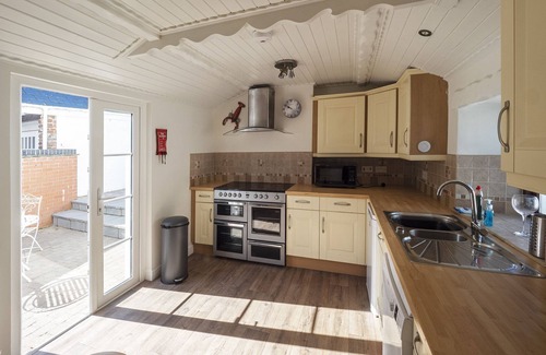 Peel Cottage | 4 Shore Road - a holiday cottage that sleeps 6 guests in 4 bedrooms