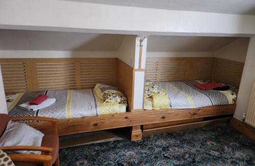 Beeston House | 4 single beds shared bathroom