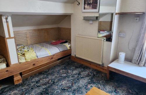 Beeston House | 4 single beds shared bathroom