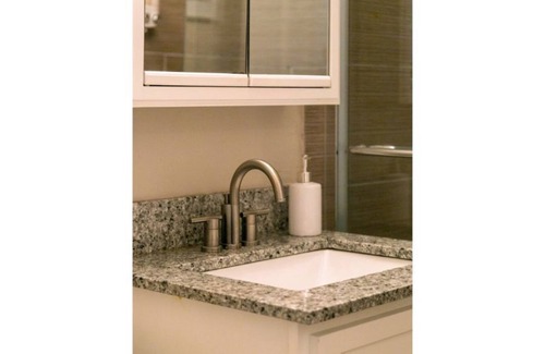 Country Club Plaza Area Apartment | 4-South Plaza UMKC 2 Bedroom Apartment w/ Parking