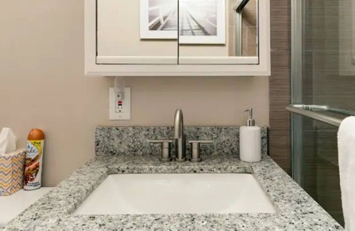 Country Club Plaza Area Apartment | 4-South Plaza UMKC 2 Bedroom Apartment w/ Parking