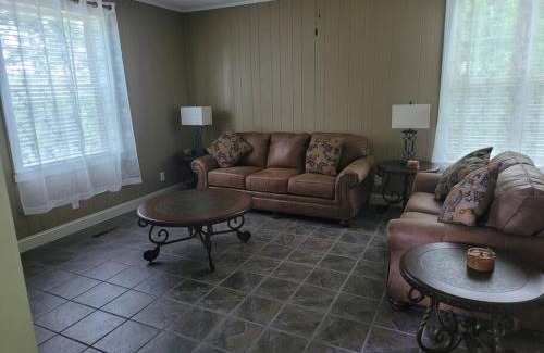 Guntersville House | 4. Spacious historic home in Lake Guntersville