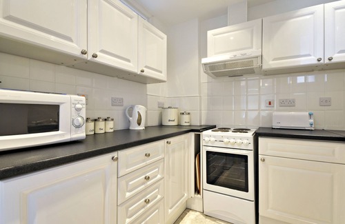 Harlyn Apartment | 4 Star Apartment with Balcony & Stunning Sea Views just 200meters from the beach