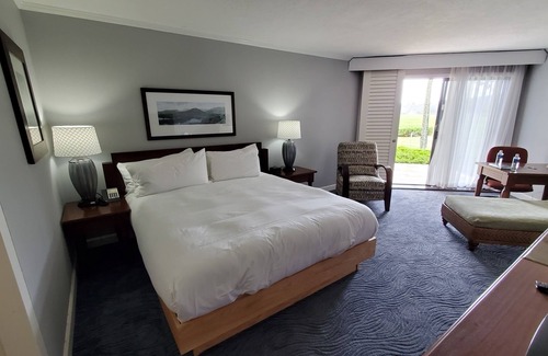 Hanamaulu Resort | 4 Star Beach Front Hotel Resort, Lanai Ocean View, one minute walk to the beach