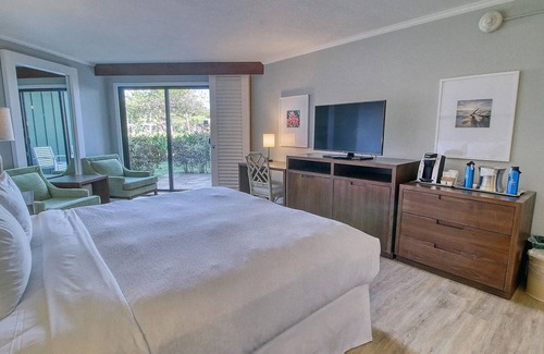 Hanamaulu Resort | 4 Star Beachfront Resort. King Bed. Lanai. AC. Restaurant. Pool. Gym. Spa.
